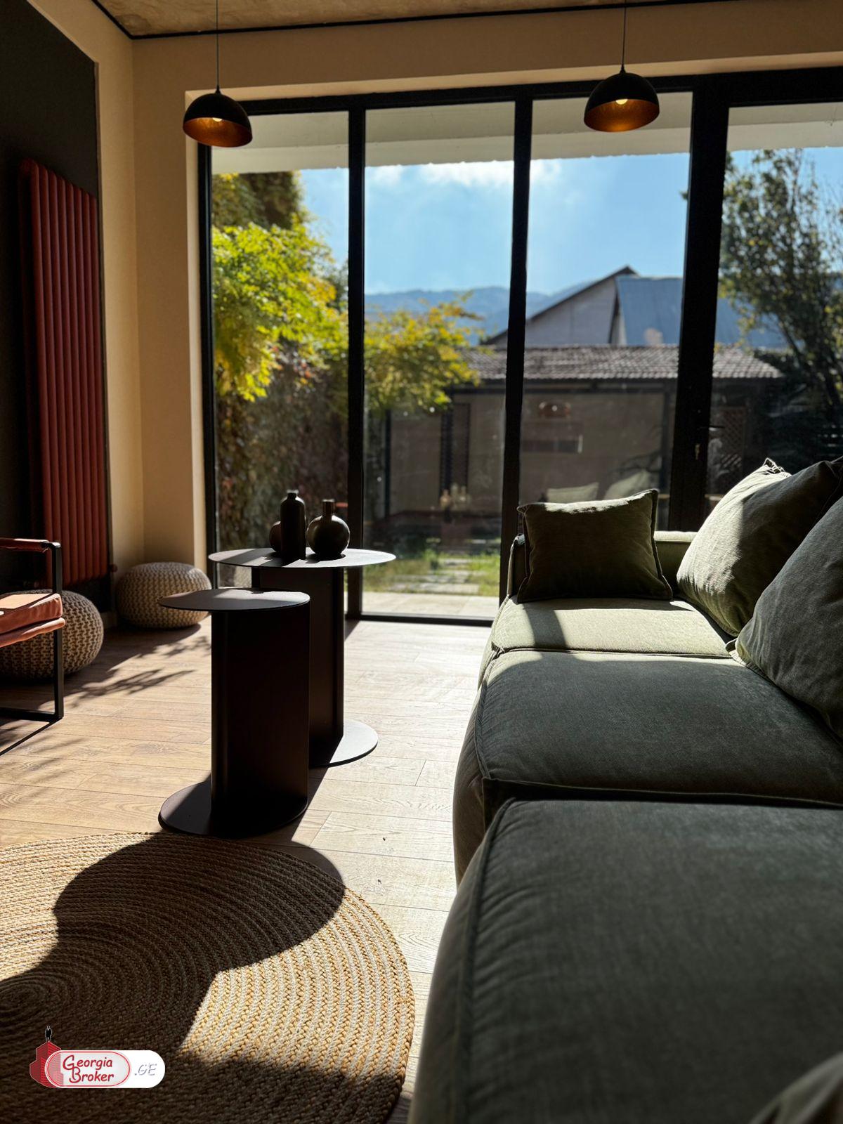 იყიდება ახალი გარემონტებული 5 ოთახიანი სახლი ისანში